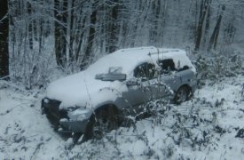 Возле КБП брошенная машина замерзает в снегу