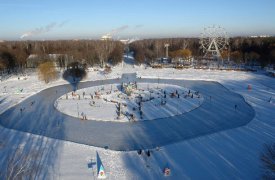 В Белоусовском парке начал работать открытый каток