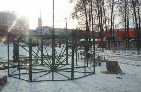 В Узловой устанавливают новогоднюю елку