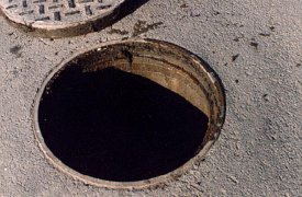 В одном из поселков в Тульской области воры утащили люк на санках