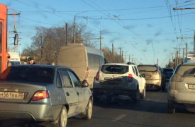 Пролетарский мост в Туле стоит из-за тройной аварии