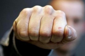 Щекинец сломал нос прохожей, чтобы отобрать телефон и кольцо