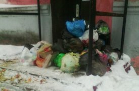 Жители поселка Чернь завалили мусором вход в местную администрацию в знак протеста