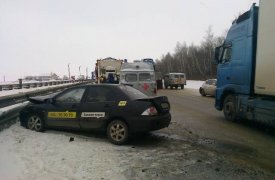 На трассе в Тульской области произошла авария с такси. Двое пострадали