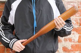 Новомосковец с битой учинил погром в квартире подруги