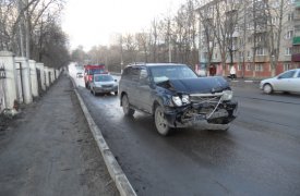 В центре Тулы не смогли разъехаться три иномарки