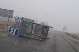 В Тульской области ураган перевернул остановку