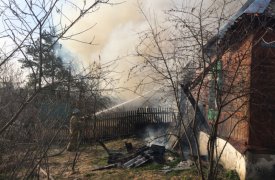В Дубне 6 огнеборцев тушили пылающий дом