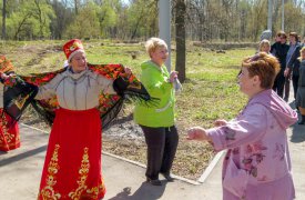 Туляки убирались, музыка играла. Пирожки остыть не успели
